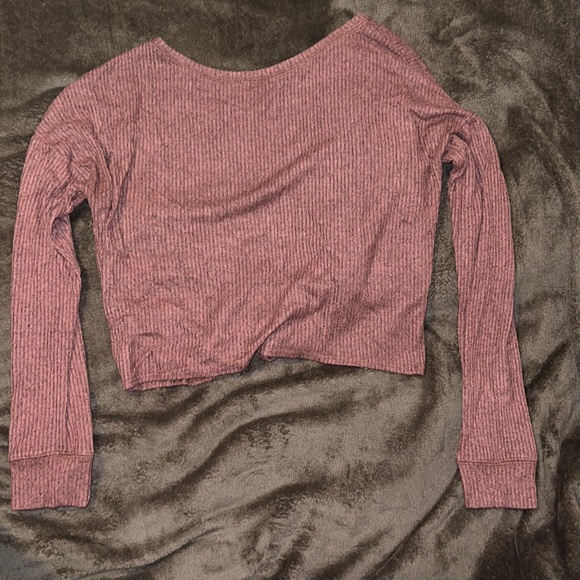 Long sleeve crop top with a knot in the front. - Picture 3 of 3